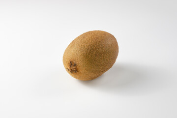 キウイフルーツを白背景で