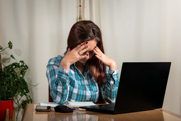Mujer estresada de tanto trabajar con su computadora. Home Office y teletrabajo