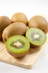 キウイフルーツを白背景で