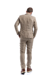 Fototapeta premium businessman walking away from the camera
