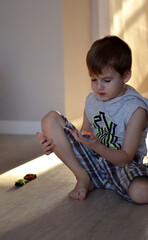 Naklejka premium child playing with toy car