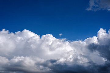 Fototapeta na wymiar deep blue sky and white clouds