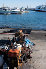 港と錆びついた古いエンジン