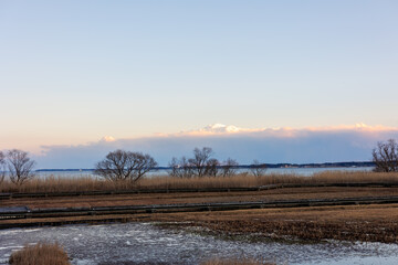三層の色合いの空と広大な土地