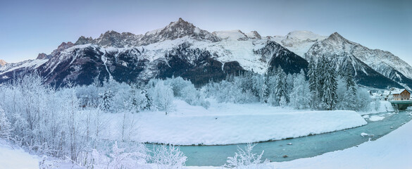 Vallée de Chamonix en Hiver avec le Massif du Mont-Blanc en arrière plan - obrazy, fototapety, plakaty