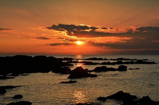 磯と海と夕焼け © 昌英 宮谷