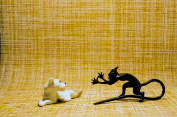 Figurines of a little devil and a dog that look at each other
