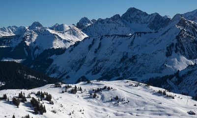Blick auf das Skigebiet von Damüls im Januar