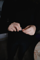 unpacks the bag filter
