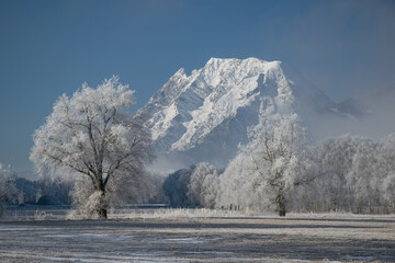 Fototapeta premium Der Grimming bei strahlendem Sonnenschein im Winter