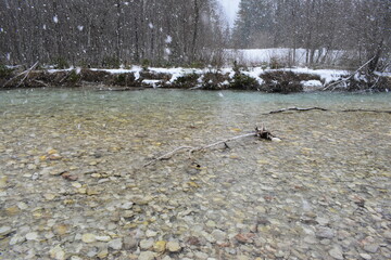 Fluss-Winter-Alpen