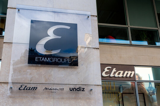 Clichy, France - 30 janvier 2022: Logo et plaque à l'entrée du siège  administratif du Groupe Etam (ou EtamGroupe), entreprise familiale  française de prêt-à-porter et de lingerie féminine foto de Stock