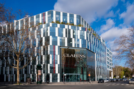 Neuilly-sur-Seine, France - 30 janvier 2022: Vue ext&eacute;rieure du si&egrave;ge social de Clarins, soci&eacute;t&eacute; fran&ccedil;aise sp&eacute;cialis&eacute;e dans les cosm&eacute;tiques, le maquillage, le soin pour la peau et le bien-&ecirc;tre