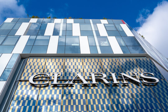 Neuilly-sur-Seine, France - 30 janvier 2022: Vue ext&eacute;rieure du si&egrave;ge social de Clarins, soci&eacute;t&eacute; fran&ccedil;aise sp&eacute;cialis&eacute;e dans les cosm&eacute;tiques, le maquillage, le soin pour la peau et le bien-&ecirc;tre