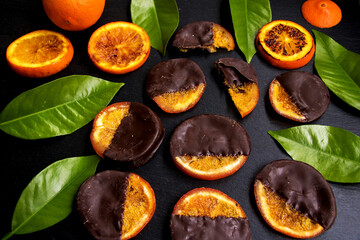 blätterschokoladenüberzug auf kandierten orangenscheiben