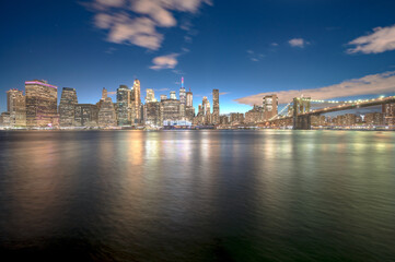 Fototapeta na wymiar view of new york city skyline with brooklyn bridge and reflection on river - NYC, Brooklyn Heights, USA