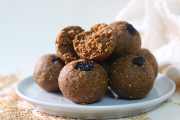 White til laddu. A healthy, delicious, and nutty indian sweet dish prepared with white sesame seeds, jaggery, freshly grated coconut and raisins