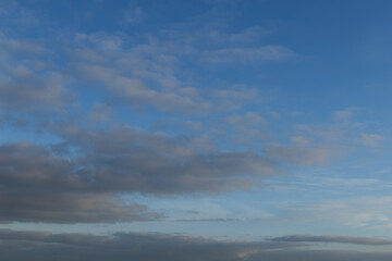 ciel  de traine et nuages gris