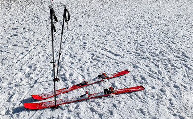 Skifahren Ski und St&ouml;cke