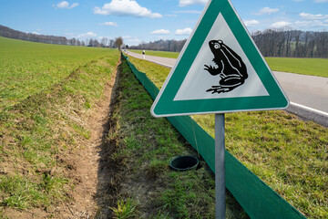 Ab Ende Februar werden an exponierten Orten Schutznetze für Kröten und Lurche entlang...