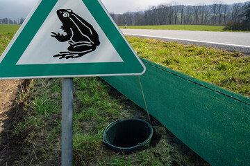 Ab Ende Februar werden an exponierten Orten Schutznetze für Kröten und Lurche entlang...