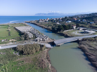 Fototapeta na wymiar Immagini aeree di un ponte crollato in Sicilia.