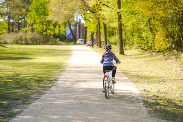 Kind fährt Fahrrad. Der Frühling ist da