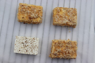 Feta-Käse panieren und backen.