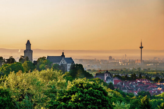 Blick auf Frankfurt aus dem Vordertaunus mit Schloss Kronberg, Hessen, Deutschland