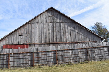 Fototapeta na wymiar Old Wooden Barn