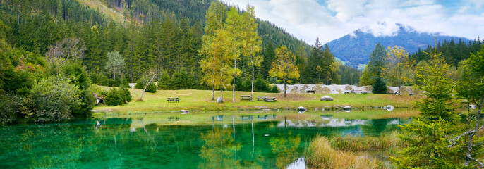 Malerischer Fischteich in den österreichischen Alpen mit schöner Spiegelung. Der Blausee im...