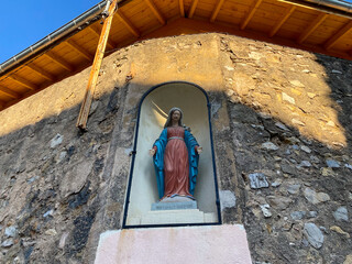 Virgin Mary oratory with arms open wide on the corner of a street in Aix en Provence