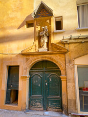 Oratory Virgin and Child, with a crown of roses on the Rue Portalis street in Aix en Provence,...