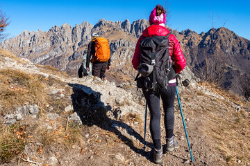 Obraz premium Trekking scene on Lake Como Alps