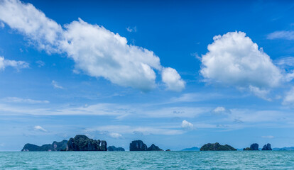 Plakat paysage d'iles de thailande sous un ciel bleu vue du bateau 