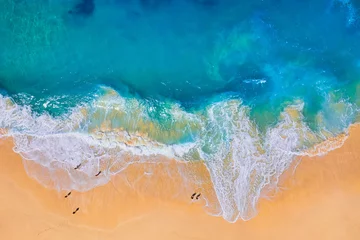 Fotobehang Luchtfoto strand Kust als achtergrond van bovenaanzicht. Turkoois water achtergrond van bovenaanzicht. Zomer zeegezicht vanuit de lucht. Nusa Penida-eiland, Indonesië. Reizen - afbeelding