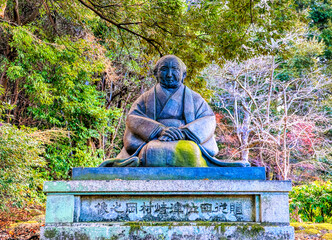 京都、嵯峨野亀山公園の津崎村岡局像