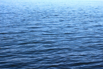 Naklejka premium águas calmas na baia, águas azuis, baia com águas calmas