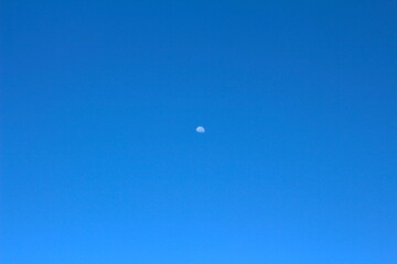 Pequena lua no céu azul, lua de dia, lua aparecendo de dia