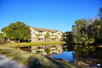 Fototapeta premium Tampa, Florida, USA, 12 10 2024: The winter foliage landscape of a beautiful apartment community at Tampa Palms, north of Tampa in Florida 