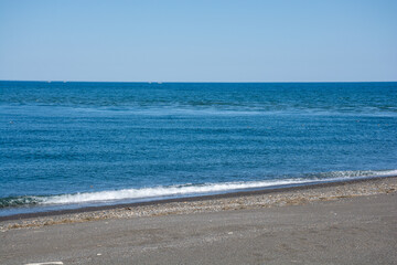 オホーツクの海岸と青い空
