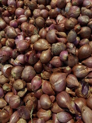 red onions for sale in the market