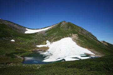 まだ雪が残る夏の乗鞍岳