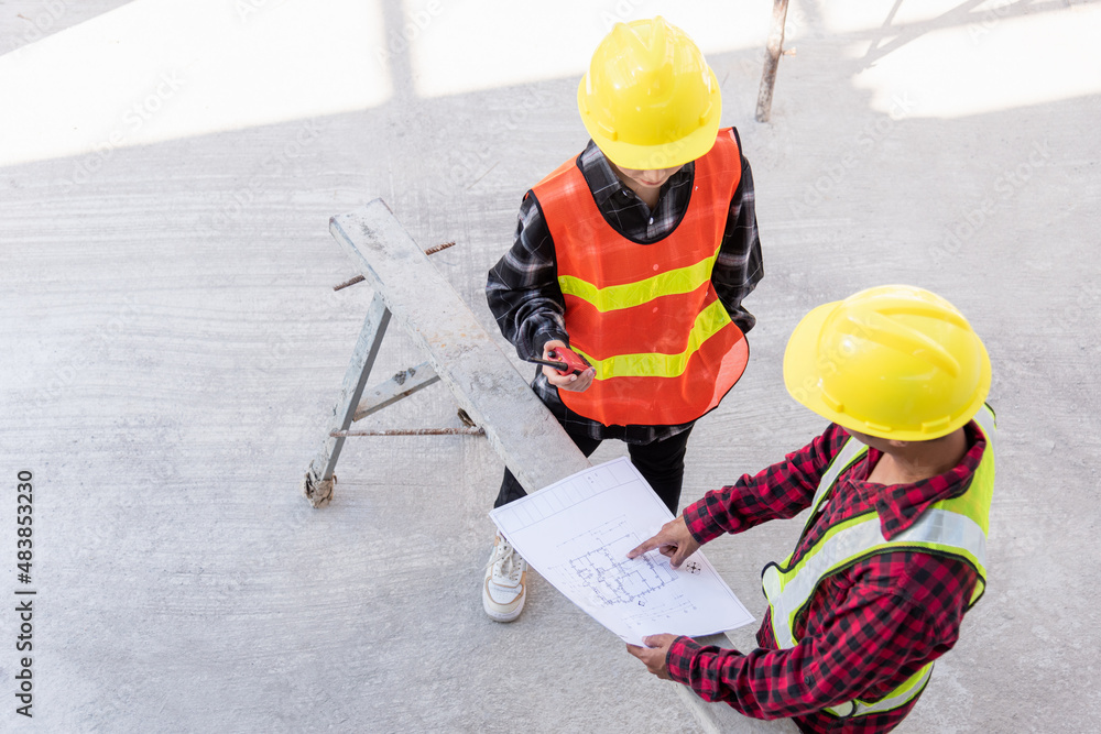 Aufkleber architect and client discussing help create plan with blueprint of the building at construction site