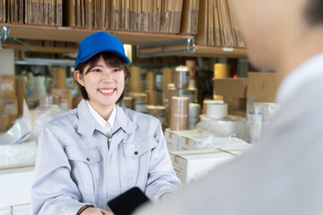 物流センターで働く女性