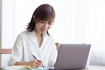 書き物をする女性