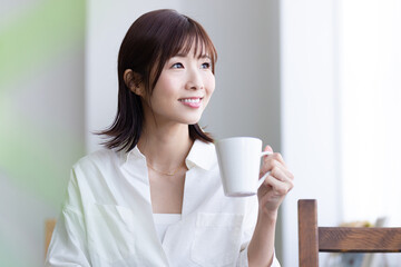 マグカップを持つ女性