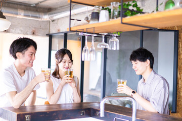 バーでお酒を飲む若者