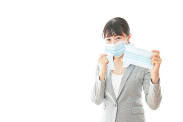 大量のマスクを着けた若いビジネスパーソン