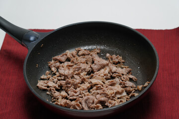 フライパンと豚肉
